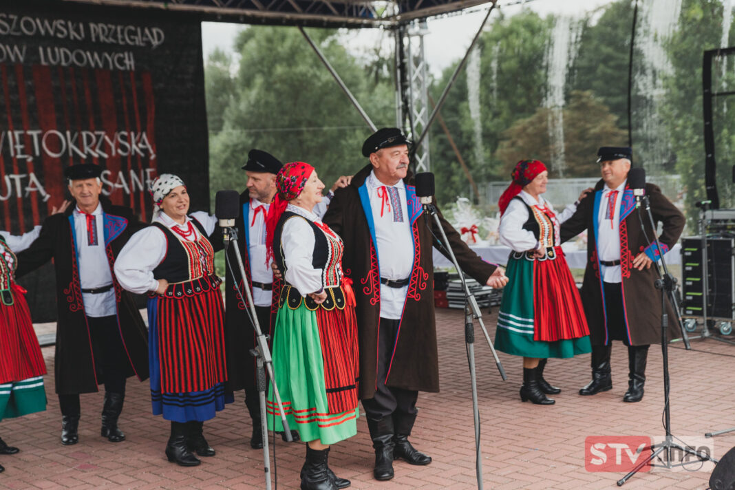 „Zalew nad Czarną” w Staszowie pełen muzyki. Zespoły grały, śpiewały, tańczyły