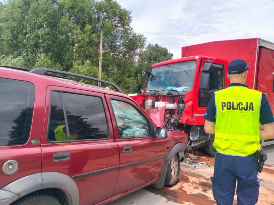 Tragiczny wypadek w Grocholicach w gminie Sadowie. Jedna osoba nie żyje, trzy są w szpitalu