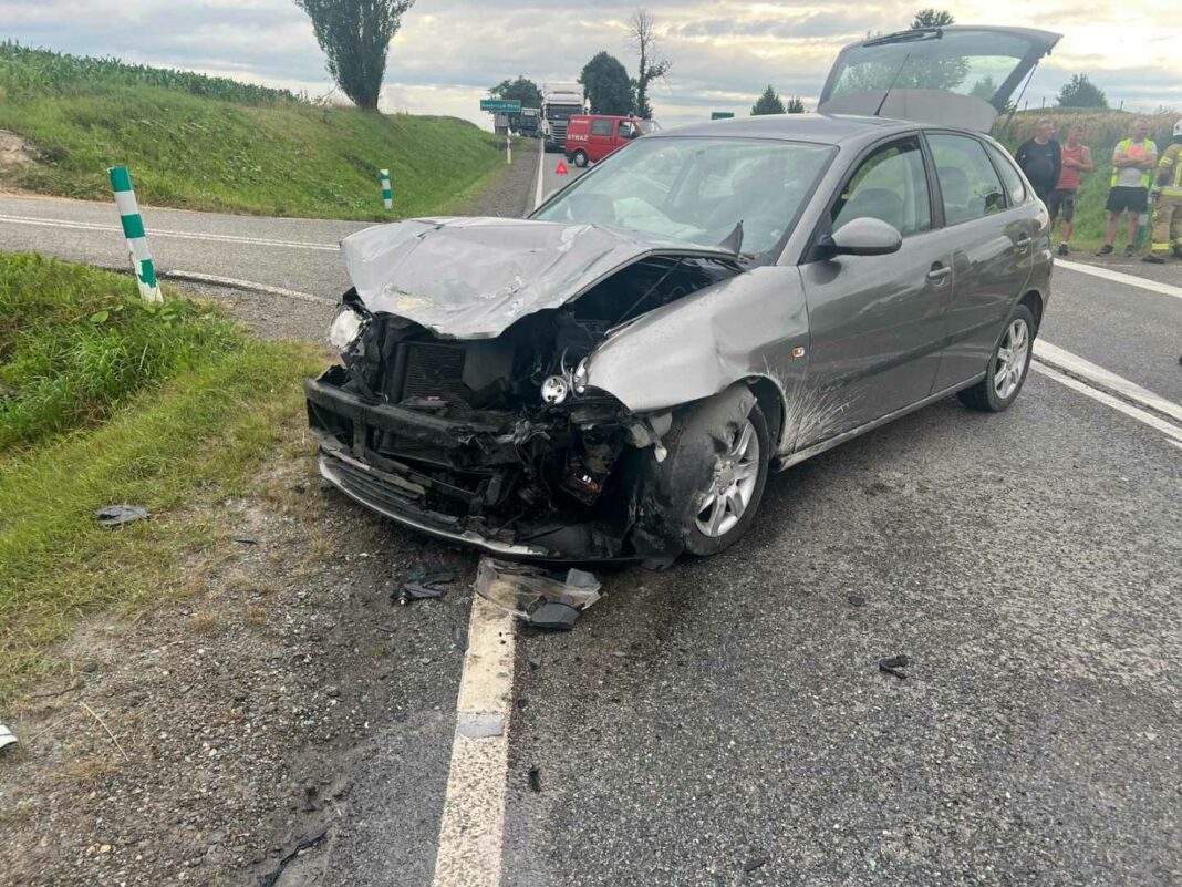 Seatem w Forda. Kolizja w Piórkowie na K74