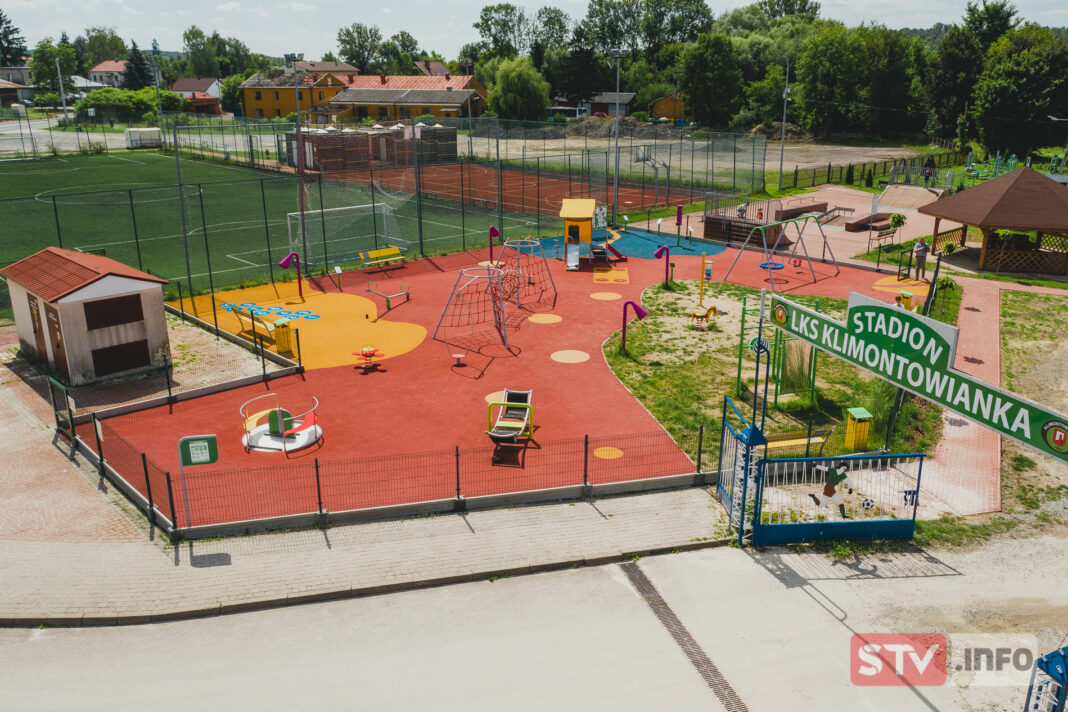 Integracyjny plac zabaw cieszy najmłodszych w Klimontowie. Jest nowoczesny i funkcjonalny