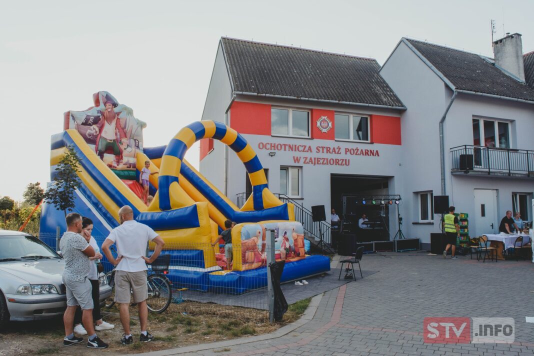 Huczna zabawa w Zajeziorzu w gminie Samborzec. Świetna zabawa dla dużych i małych
