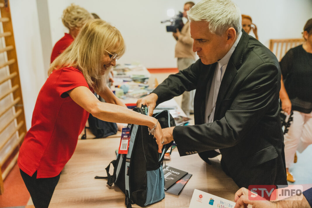 Ponad 400 uczniów otrzyma wyprawkę od sandomierskiego Caritasu. Plecaki już spakowane