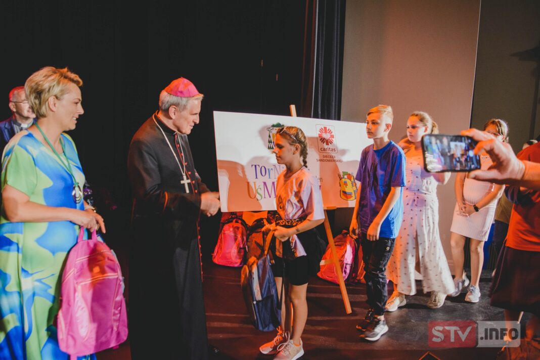 Sandomierska Caritas rozdała plecaki z wyprawką. Trafiona i potrzebna pomoc