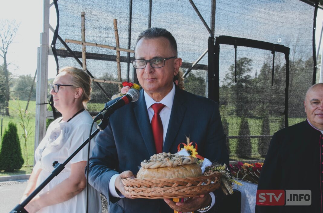 Podniosłe i uroczyste dożynki w Iwaniskach. Pokłony dla rolników