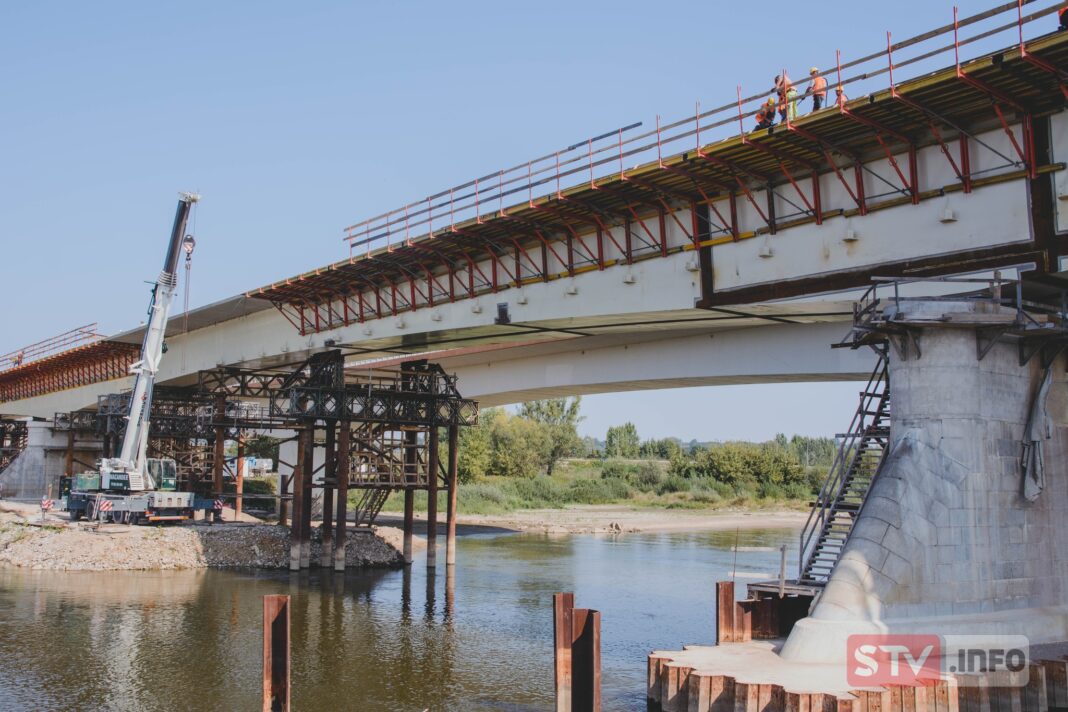 Przeprawa przez Wisłę w Sandomierzu prawie na finiszu. Oprócz budowlańców pracowali też nurkowie