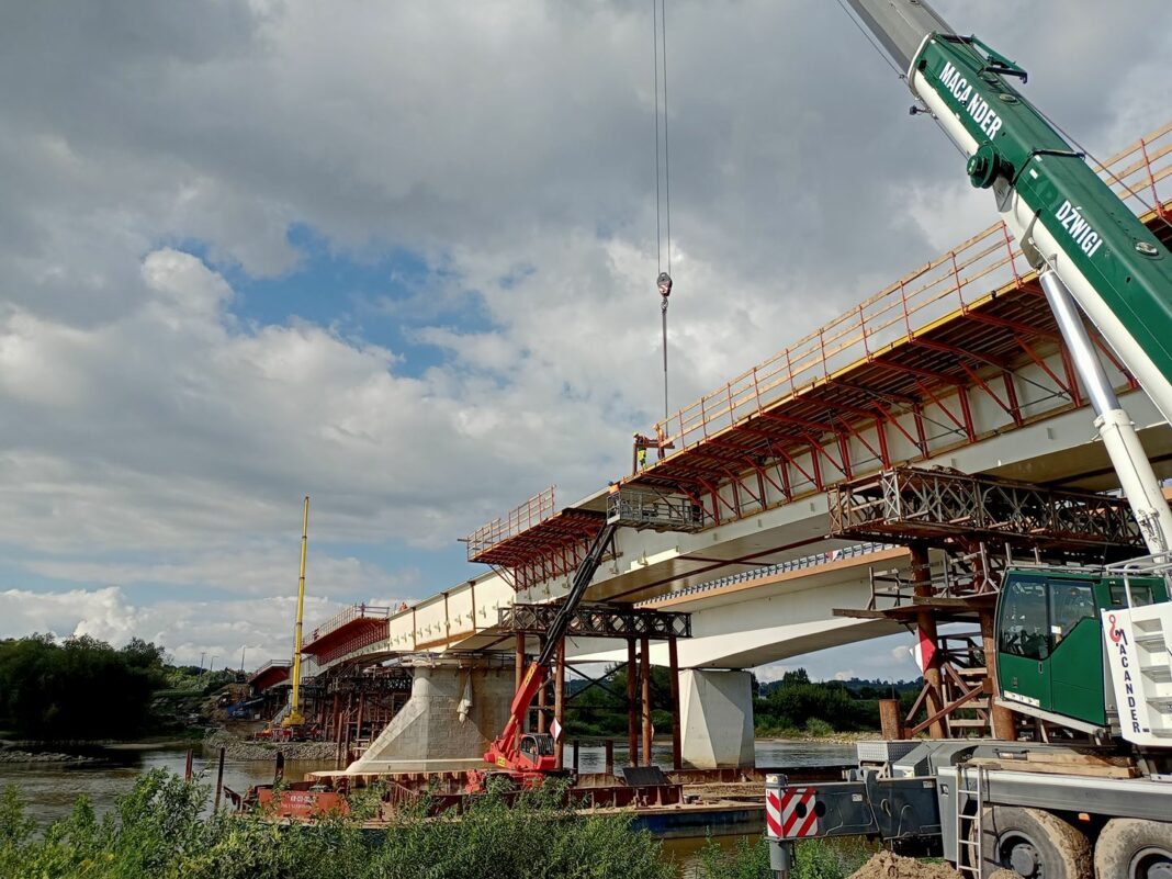 Nowym mostem w Sandomierzu przejedziemy w przyszłym roku. Roboty betoniarskie już na półmetku