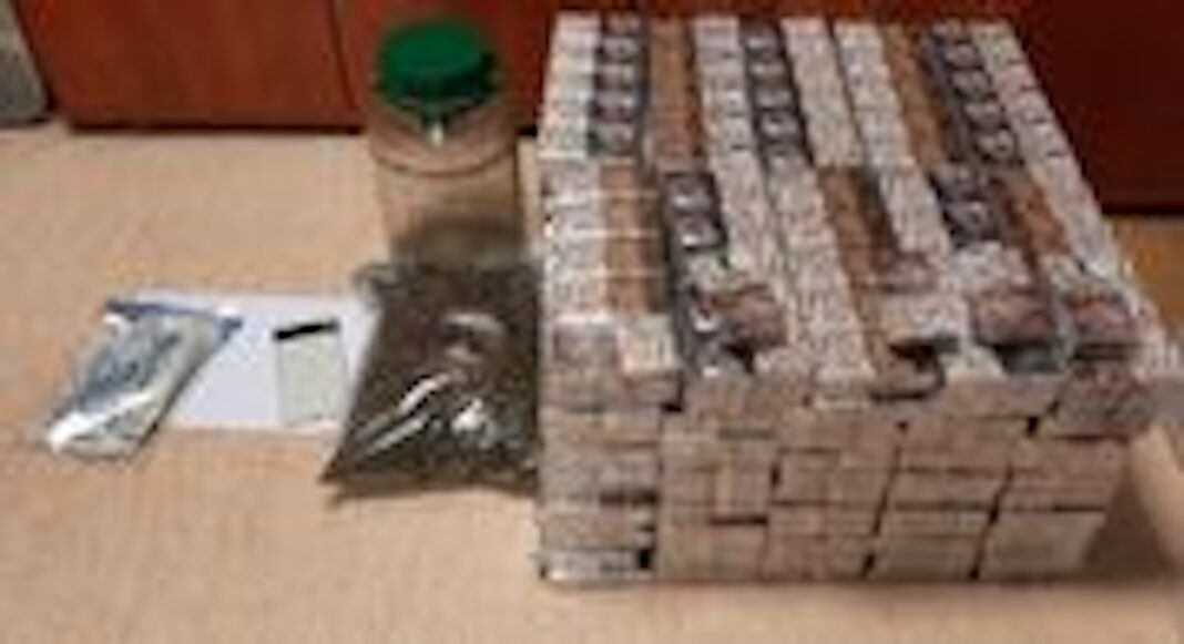 STASZÓW. 46-latek zatrzymany przez policję po ujawnieniu narkotyków, nielegalnych papierosów i kradzionego telefonu