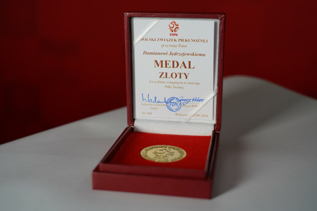 Damian Jędrzejewski pośmiertnie odznaczony przez PZPN Złotym Medalem za wybitne osiągnięcia