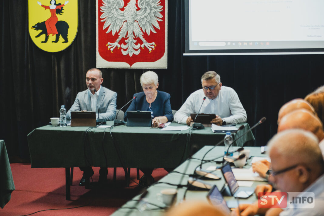 Piotr Gierach pozostaje radnym Rady Miejskiej w Ożarowie. Brak podstaw do wygaszenia mandatu