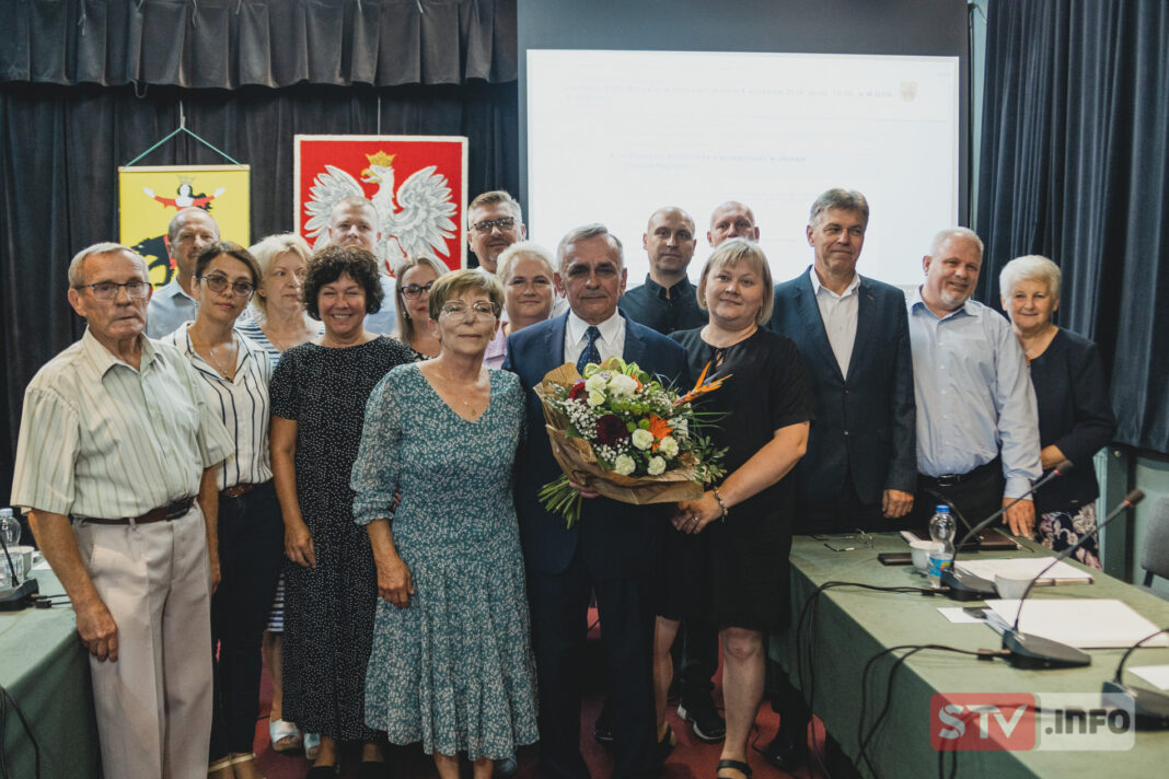 Komendant straży miejskiej na emeryturze. Władze Ożarowa pożegnały Henryka Wzorka