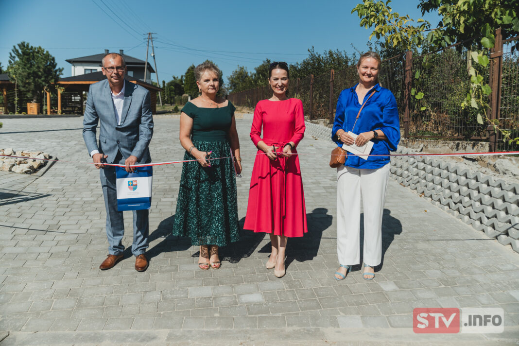 Narodowym Czytaniem otwarto nowy plac rekreacyjny przy ŚDS w Łoniowie