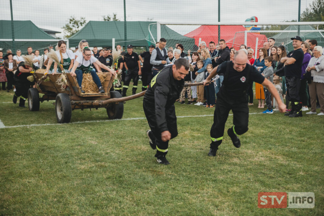 Mistrzostwa kół gospodyń wiejskich w Samborcu. Były rywalizacje sportowo-kulinarne