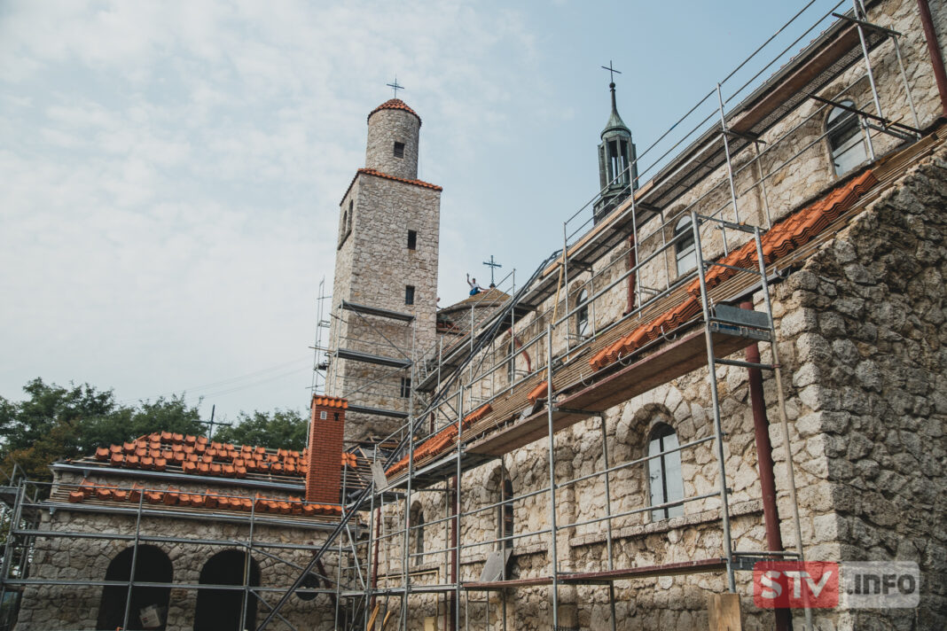 Trwa remont dachu na kościele w Jankowicach. Inwestycja zabezpieczy zabytek.