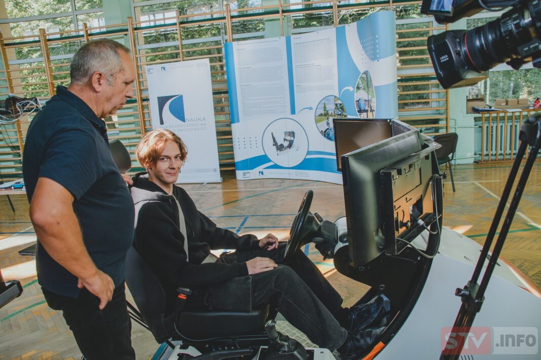 Nietypowa lekcja w szkole w Mokoszynie. Symulator jazdy, to nie tylko zabawa