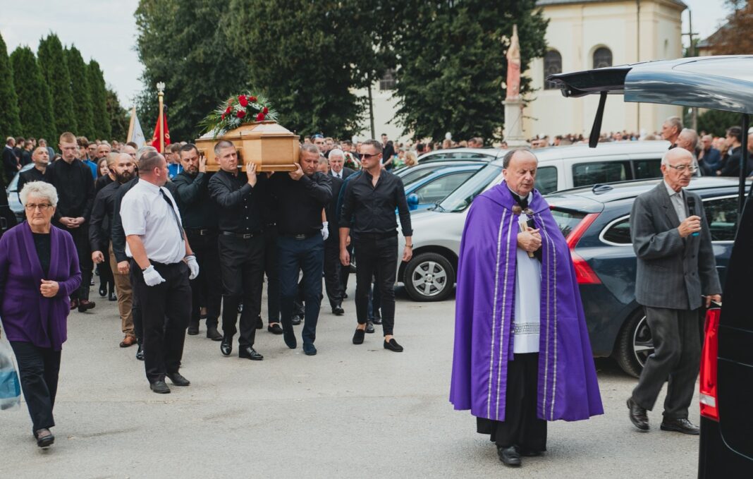 Tysiące ludzi pożegnało Damiana Jędrzejewskiego. Mnóstwo kwiatów, meczowe flary i dźwięki syren