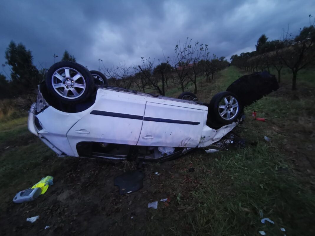 Skoda dachowała na DK „9” w Jasienicy. Pięcioro młodych ludzi trafiło do szpitali