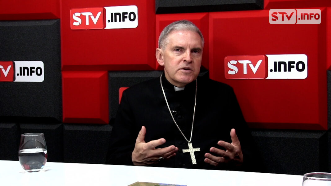 #infoTEMAT. bp Krzysztof Nitkiewicz: Barwne kwiaty i liczne znicze na grobach to piękny gest pamięci