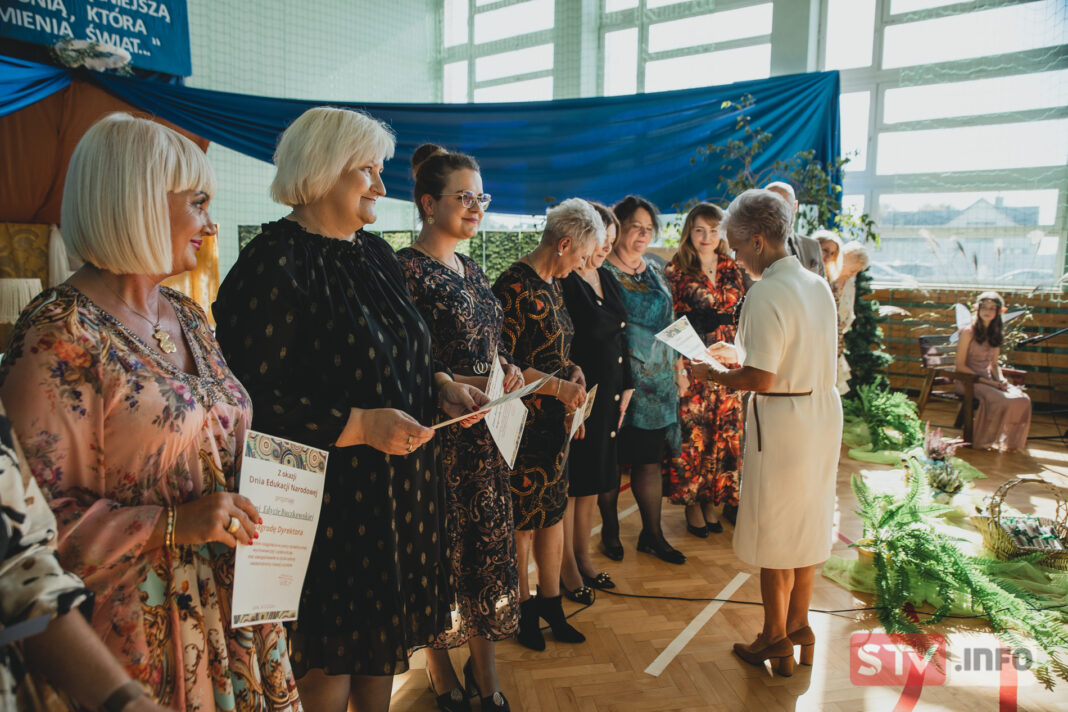 Uczniowie szkoły w Lipniku podziękowali swoim nauczycielom