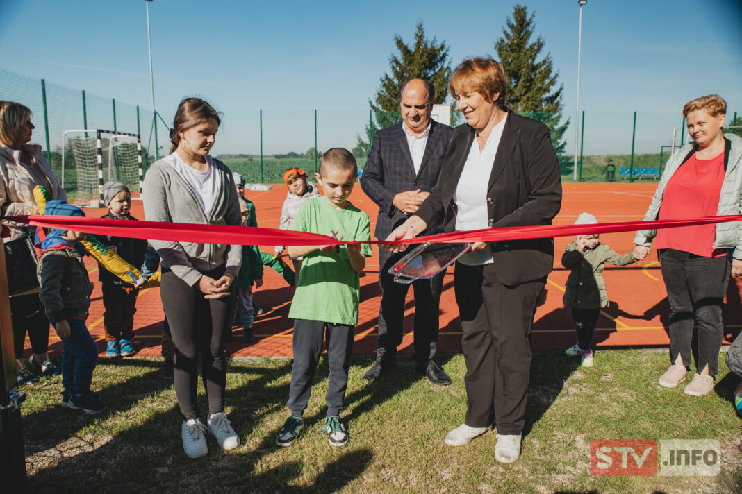 Inwestycja zakończona. Nowe boisko w Gierczycach dla uczniów i mieszkańców