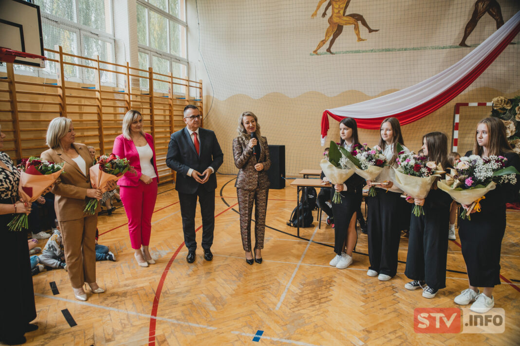 Dzień Edukacji Narodowej w Iwaniskach. Były kwiaty, podziękowania i piękny program artystyczny