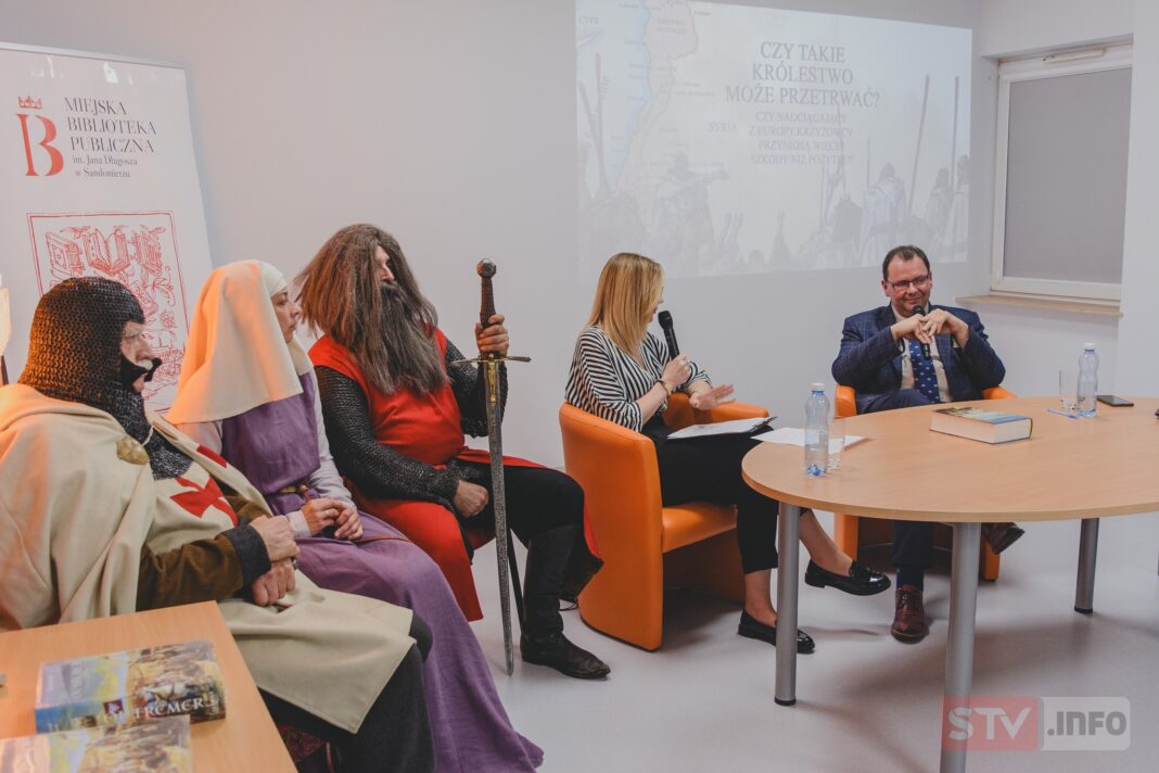 W sandomierskiej bibliotece poznali kulisy powstawania nowej powieści Bogumiła Wójcika „OUTREMER. Ziemia Obietnic”