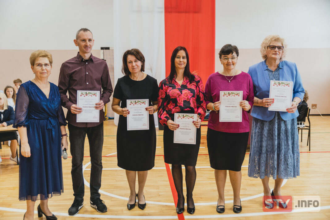 Nauczyciele z PSP Włostów świętowali. Były kwiaty, życzenia i nagrody