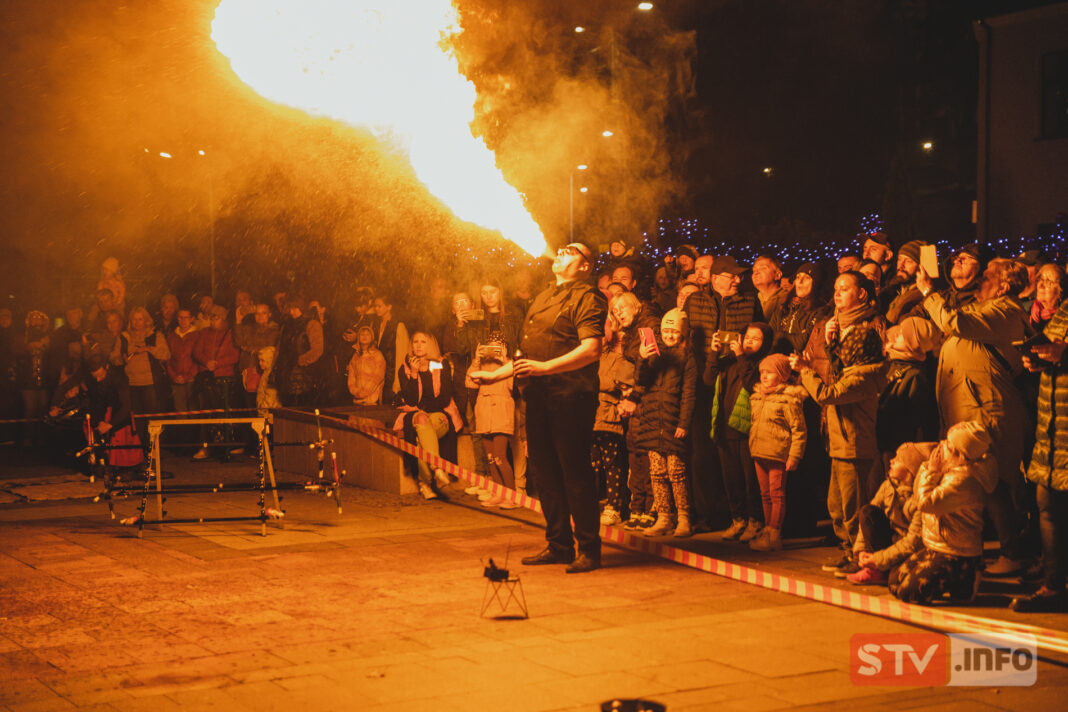 Wielki sukces „Tanecznych Piątków” w Ożarowie. Finał zwieńczył Teatr Ognia