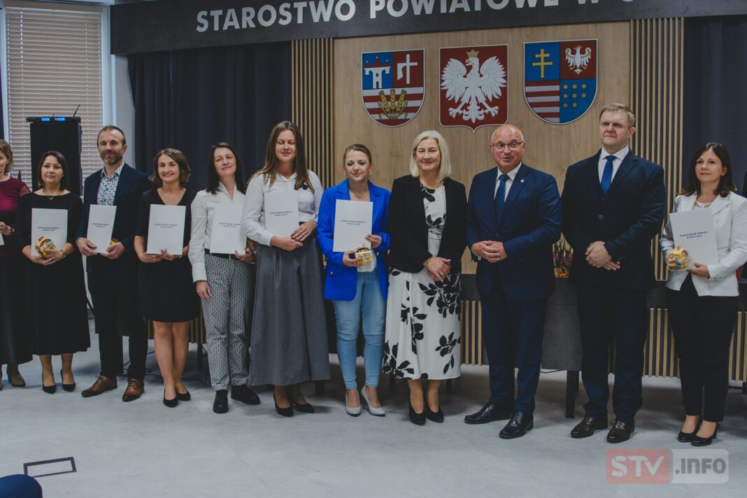 Doceniono nauczycieli z powiatu opatowskiego. Nagrody od starosty i awanse na wyższe stopnie