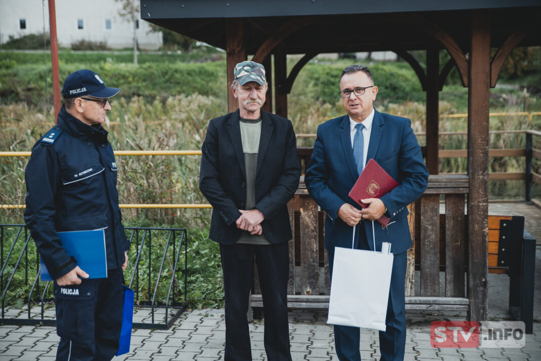 Uratował zaginioną grzybiarkę. Kazimierz Krakowiak nagrodzony przez burmistrza i policję