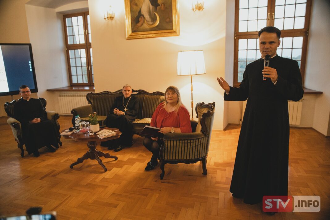 Biskup Nitkiewicz i ksiądz Kania o swoich nowych książkach. Spotkanie autorskie w murach seminarium