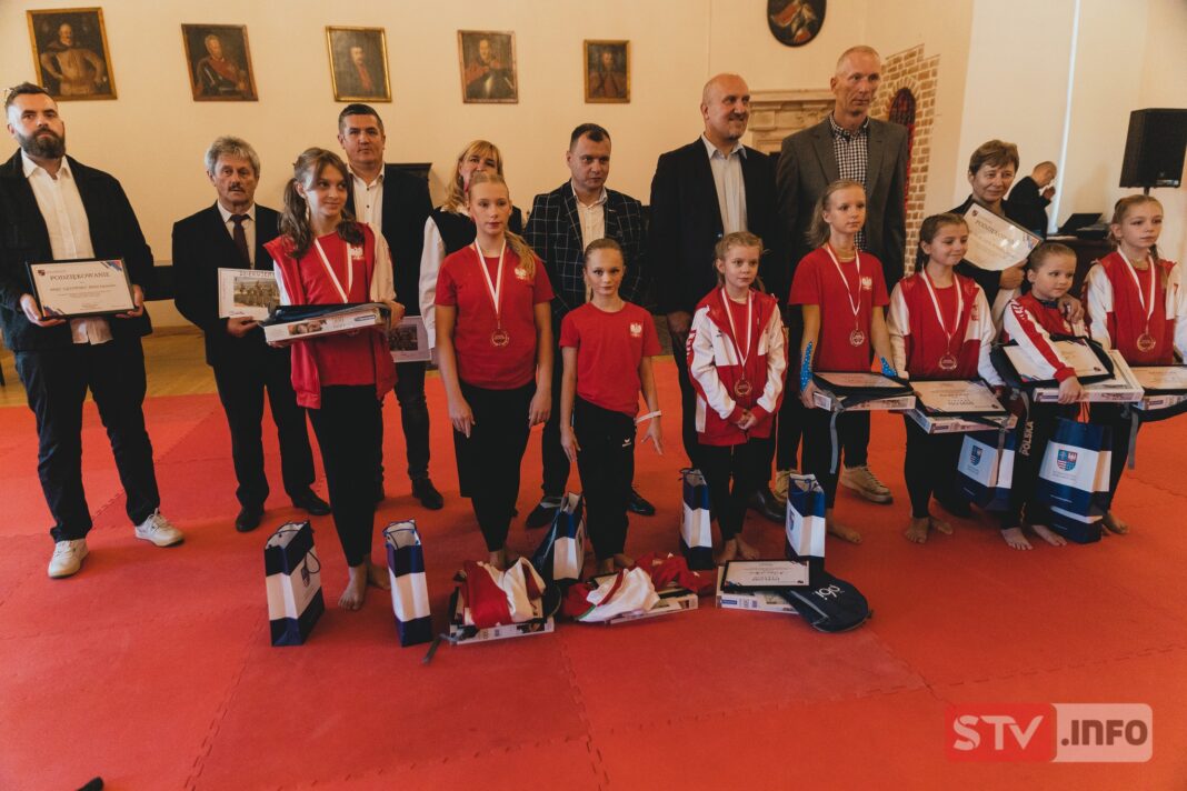 Mistrzynie Fit Kids z Sandomierza z gratulacjami od samorządu i sponsorów