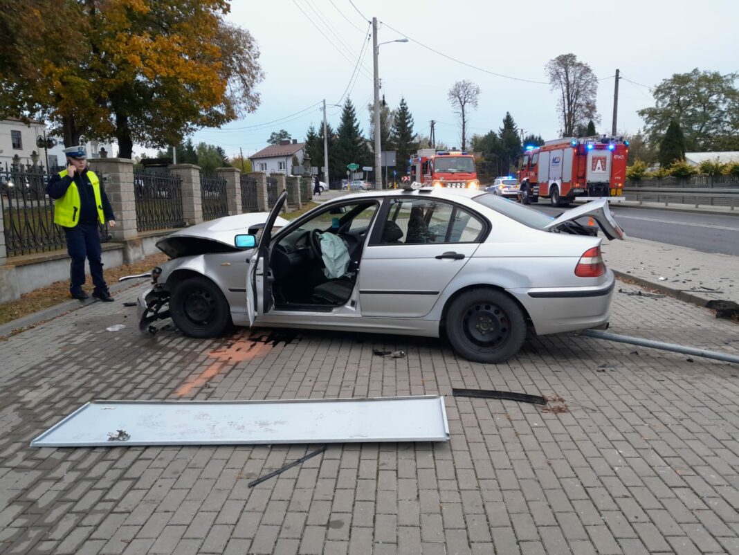 Zderzenie Peugeota z BMW w Koprzywnicy. Droga K79 była zablokowana