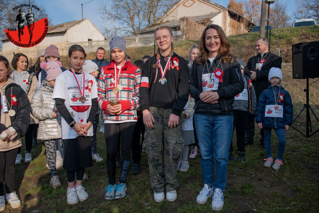 Bieg Polonia Run 1918 w gminie Łoniów. Aktywnie rozpoczęli świętowanie niepodległości