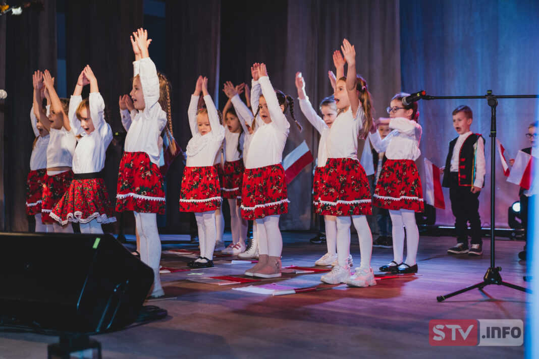 Staszowski Ośrodek Kultury pełen muzycznej magii i patriotyzmu. Cudowny finał konkursu