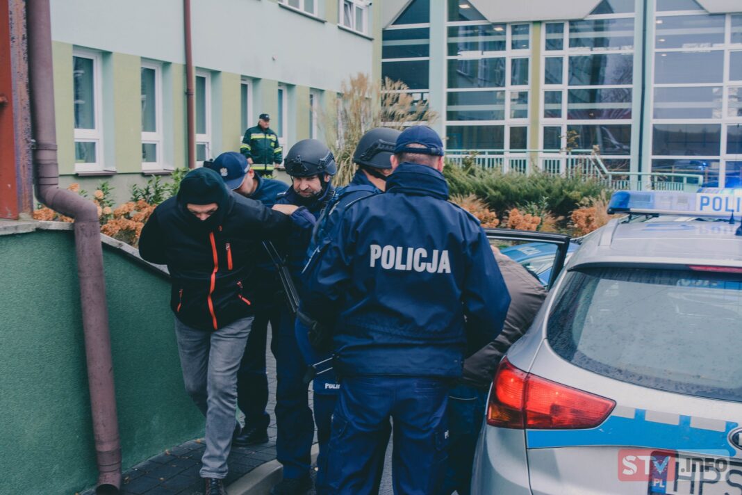 Ćwiczenia obronne w szkole w Wilczycach. Terroryści schwytani, pożar ugaszony
