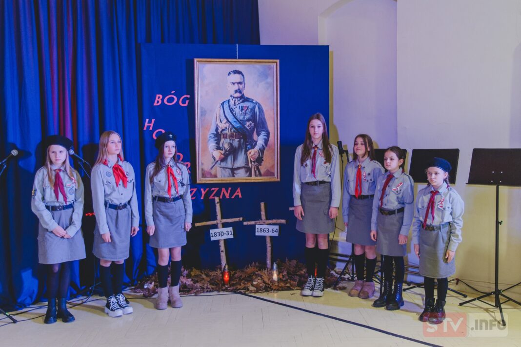 Pamięć o bohaterach niepodległej Polski wciąż żywa. Wieczornica patriotyczna w Chobrzanach przyciągnęła prawdziwe tłumy