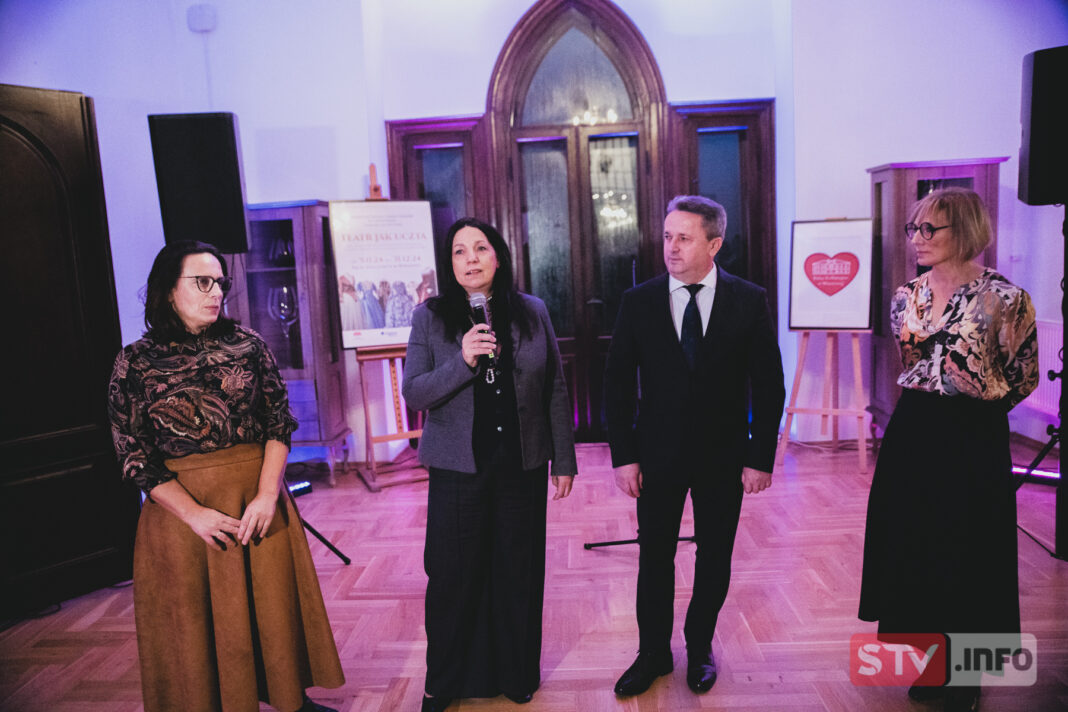 Wyjątkowa wystawa w Wiśniowej. Są bibeloty teatralne i miniaturowe stroje