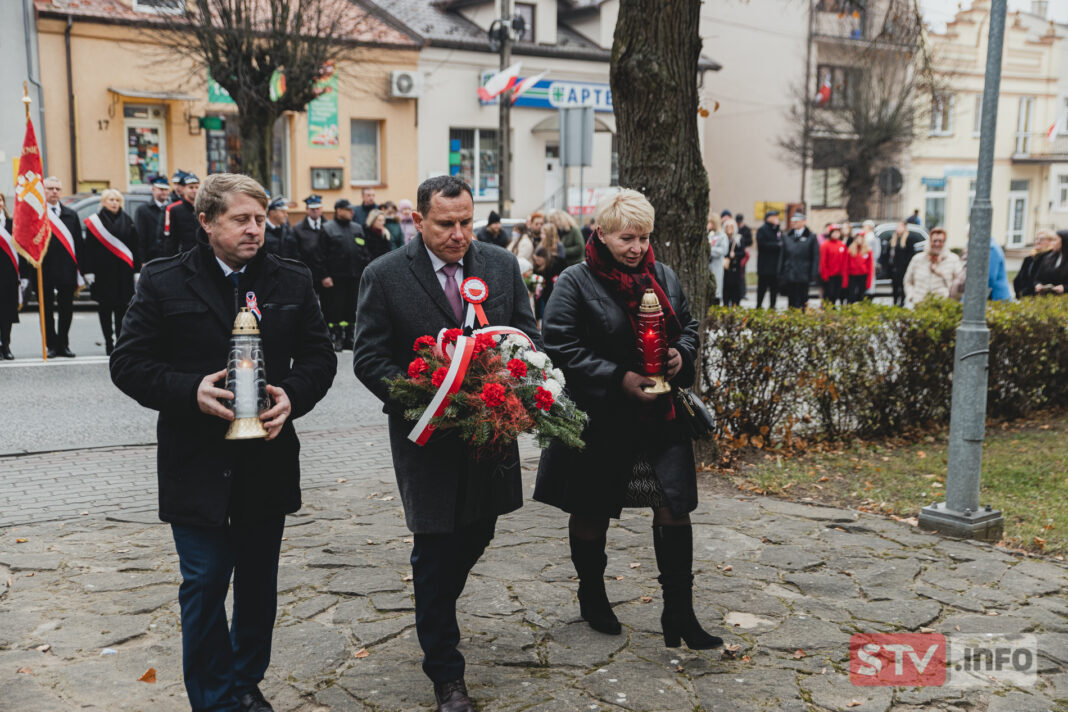 Klimontów pamiętał o bohaterach. Była modlitwa, program artystyczny, wiązanki kwiatów