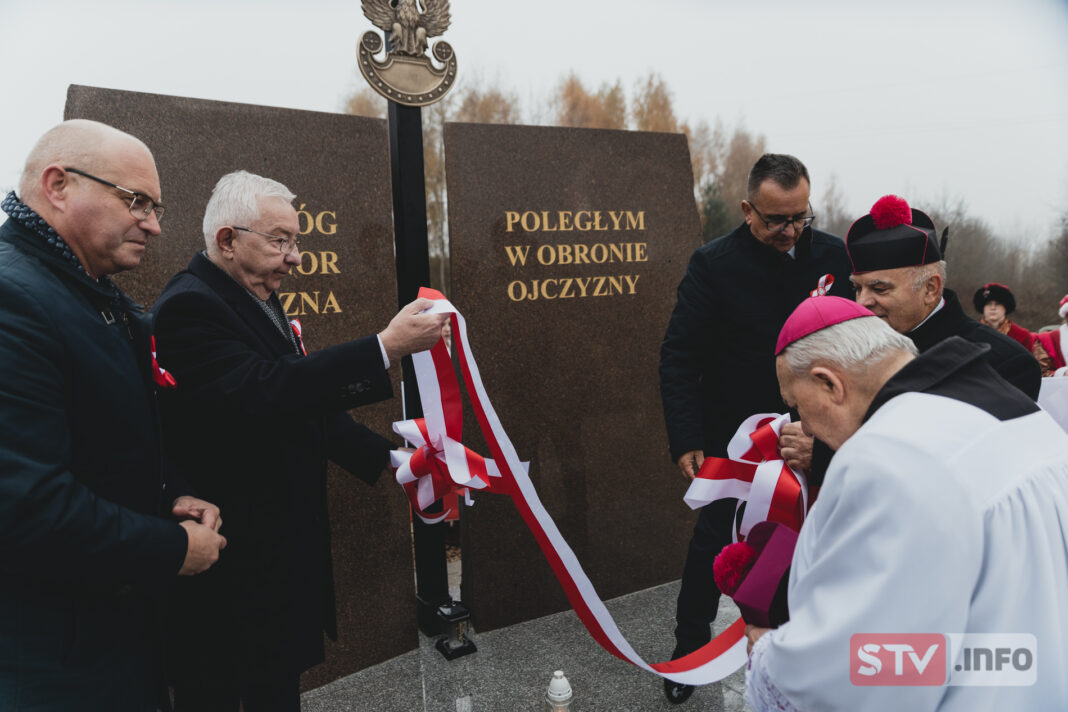 Narodowe Święto Niepodległości w Iwaniskach. Msza i odsłonięcie pomnika