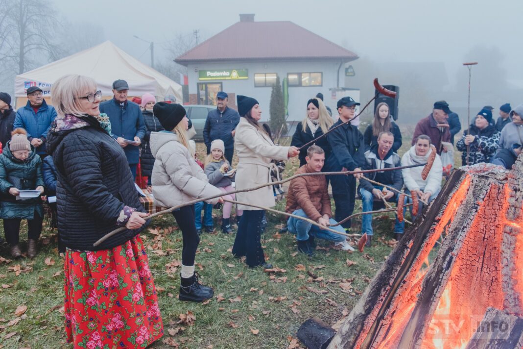 Wspólne patriotyczne śpiewanie przy ognisku w Piórkowie przyciągnęło mnóstwo osób