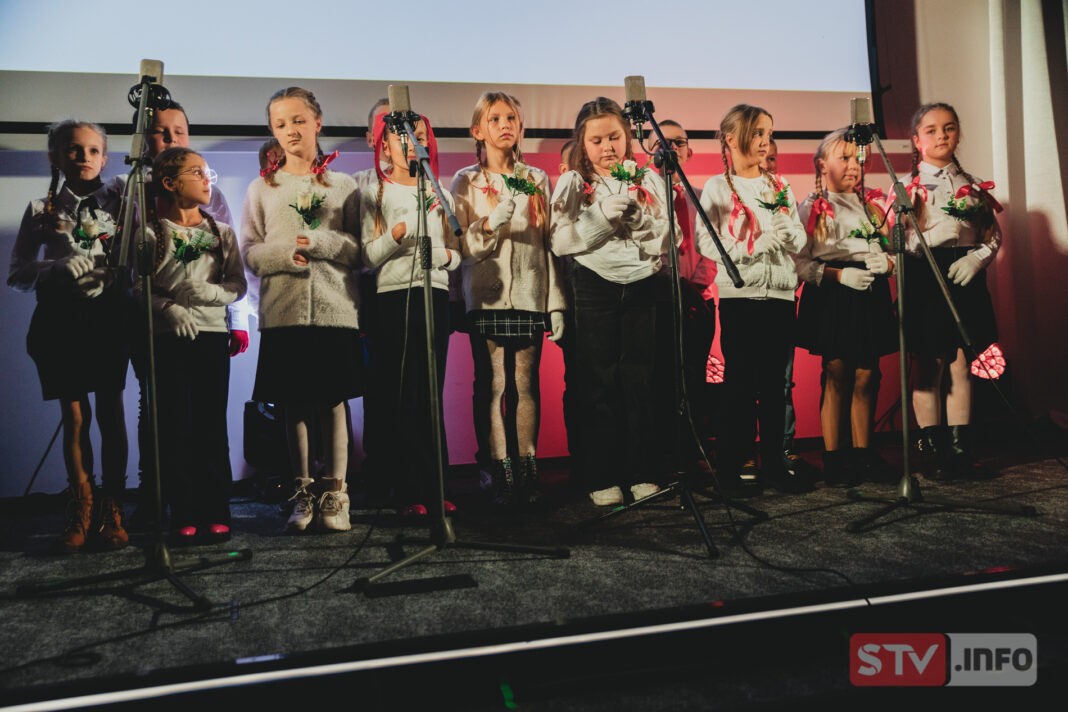 Niezwykły koncert dla Niepodległej w Sichowie Dużym. Mnóstwo artystów i pełna widownia