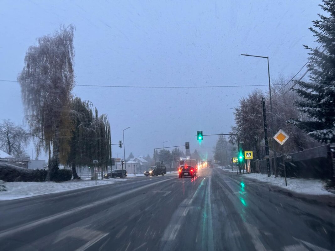 Zima zaatakowała. Od rana na drogach pracowały piaskarki