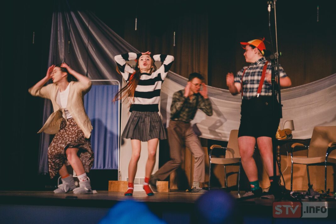 Zespoły teatralne prezentowały się na scenie Staszowskiego Ośrodka Kultury