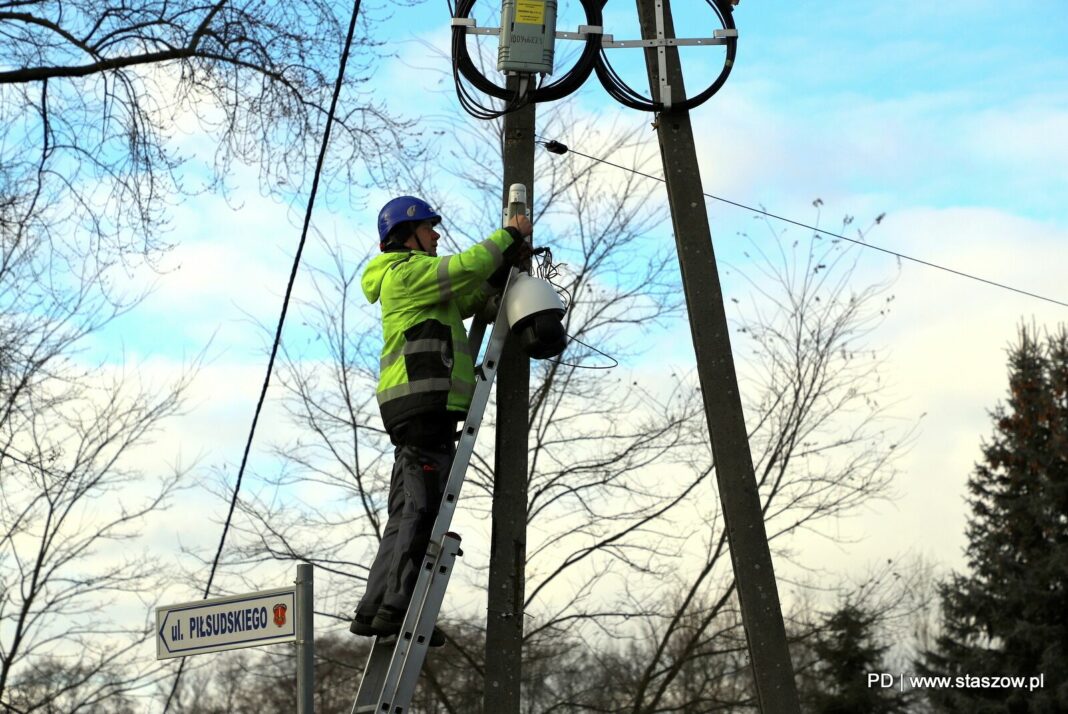 Trwa montaż kamer monitoringu w Staszowie. Ma być jeszcze bezpieczniej