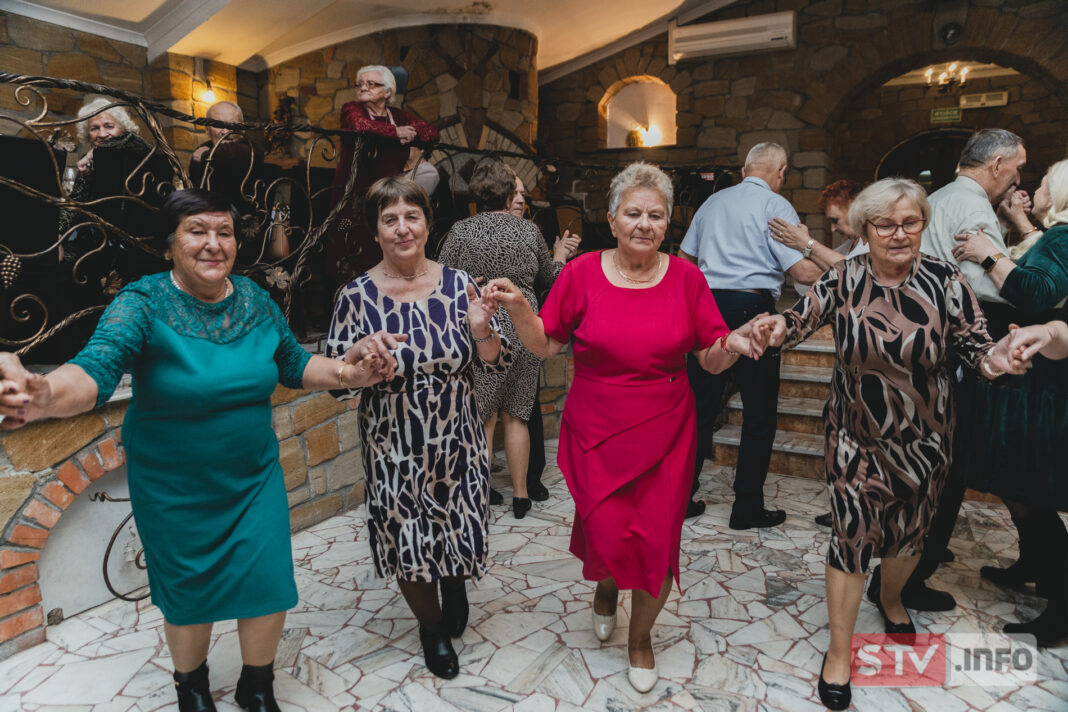 Seniorzy z Wilczyc świętowali Dzień Seniora. Były tańce, śpiewy i dobra zabawa
