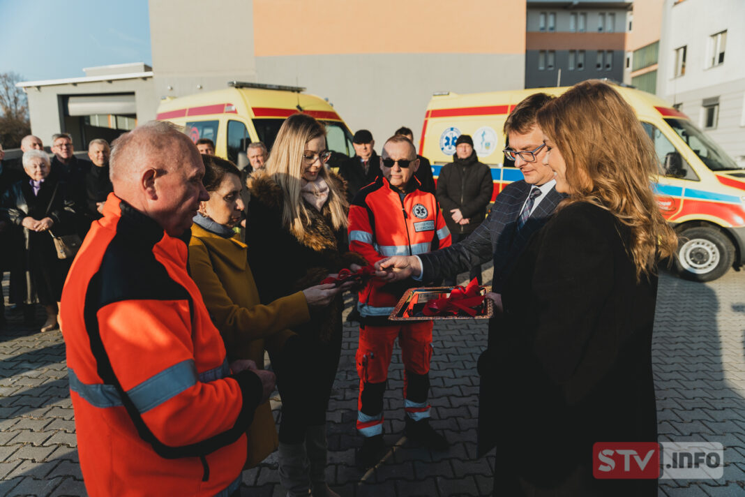 Staszowski szpital ma 2 nowe karetki. Obie kosztowały prawie 1,9 mln zł