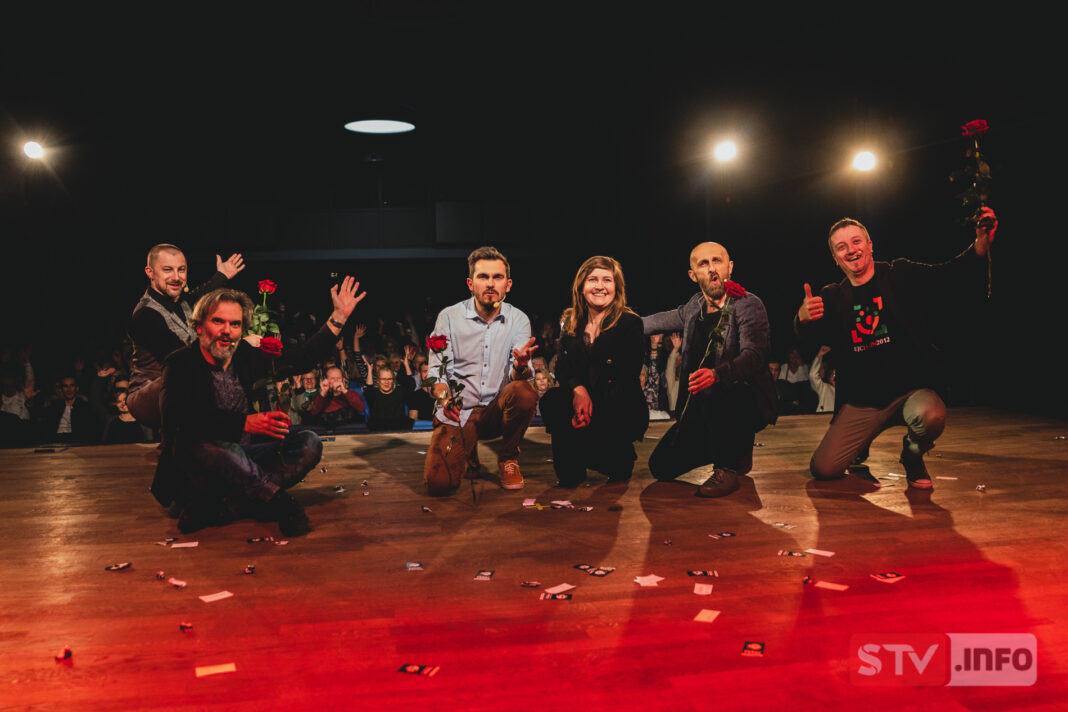 Teatr improwizowany rozbawił staszowską publiczność. „Pipała” w roli głównej