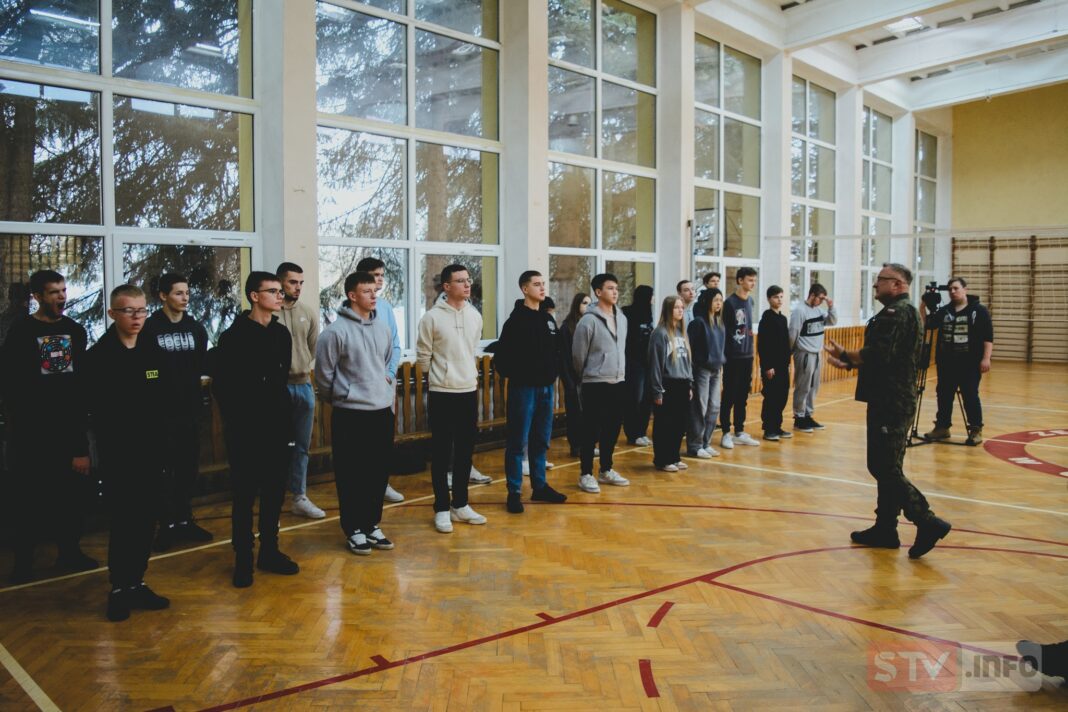 Niecodzienne zajęcia u „Skłodowskiej” w Ożarowie. Żołnierze zastąpili nauczycieli