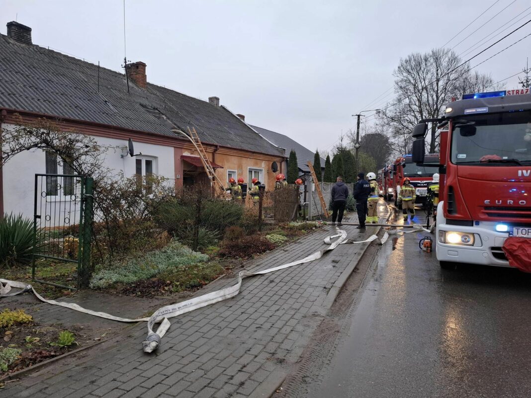 W Sobótce koło Ożarowa palił się drewniany strop w budynku szeregowym