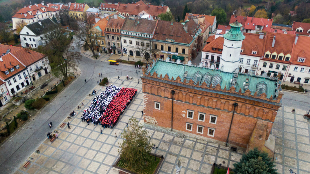 Żywa flaga na rynku w Sandomierzu. Piękna manifestacja patriotyzmu